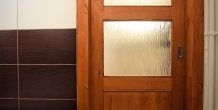 Dveře oddělují koupelnu od předsíně