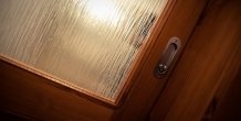Detail skla a kování